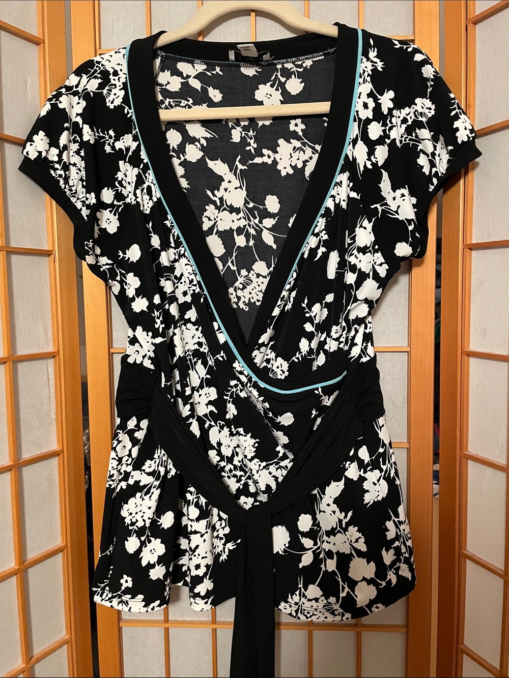 Ann Taylor LOFT Women’s Size L Black & White Floral Wrap Top Teal Trim Tie Belt
